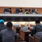 Suasana paripurna agenda PU Fraksi terhadap APBD-P 2016. foto: SYUHUD/ BANGSAONLINE