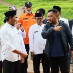 Ketua DPRD Gresik, Much Abdul Qodir, bersama Bupati Gresik, Fandi Akhmad Yani, saat melihat jembatan di Desa Kelompang Gubuk, Kecamatan Tambak, Pulau Bawean. Foto: Ist