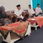 Prof Dr KH Asep Saifuddin Chalim, MA dan Nyai Hajjah Aslikhatun Mahmudah dalam pertemuan dengan para kiai, nyai dan tokoh Mojokerto di Guest House Pacet Mojokerto, Selasa (2/7/2024). Foto: MMA/bangsaonline