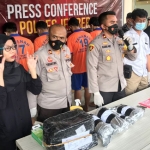 Wakapolres Jember Kompol Kadek Ary Mahardika saat menggelar press conference di halaman Mapolres Jember, Sabtu (12/6).