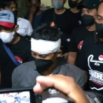 Riyanto, pelaku pembacokan (kepala diperban) saat diamankan petugas. foto: ist.