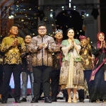 Bupati Kediri, Hanindhito Himawan Pramana, dan Ketua Umum Dekranasda Kabupaten Kediri, Eriani Annisa Hanindhito, saat hadir di KFBF 2023. Foto: Ist