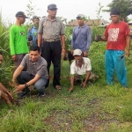 Ketua PWI Bachtiar Febriyanto dan Kades Puter Mulyar saat tanam pohon.