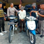 Kedua pelaku yang diamankan polisi bersama barang bukti.