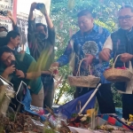 Menteri Perdagangan, Zulkifli Hasan, saat menaburkan bunga di Gate 13 Stadion Kanjuruhan, Malang.