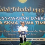 Pj Gubernur Jatim, Adhy Karyono, saat memberi sambutan di Halal Bihalal dan Musda IKA SKMA.