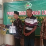 Sekretaris DKPP Munapik saat menyerahkan hadiah dan piagam kepada para juara.