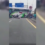 Proses evakuasi bus di Jalan Tol Dupak arah Waru.