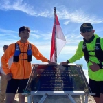 Para pendaki saat foto bersama di Prasasti Nawa Bhakti Satya, Gunung Arjuno.