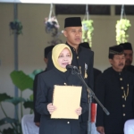 Bupati Kediri Haryanti Sutrisno saat menjadi inspektur Upacara. foto: Dinas Kominfo