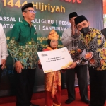 Wakil Wali Kota Pasuruan Adi Wibowo saat menyerahkan bantuan beasiswa.