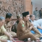 Wakil Bupati Trenggalek, Syah Natanegara bersama organisasi perangkat daerah (OPD) saat menerima para pendemo yang berada di Pendopo kabupaten setempat,  Senin (6/5/2024).