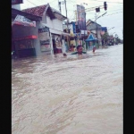 Kondisi terakhir kota Sampang pasca meluapnya Sungai Kemuning. foto: Abdul Halim, anggota DPRD Jatim dapil Madura untuk BANGSAONLINE