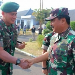 Pangdivif 2 Kostrad Mayjen TNI Tri Yuniarto mengantar Panglima TNI Marsekal TNI Hadi Tjahjanto sebelum bertolak ke Jakarta via Bandara Lanud Abd Saleh.