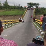 Kondisi jembatan penghubung Dusun Kacangan Desa Bulurejo dengan Desa Gluranploso di Kecamatan Benjeng, Gresik, yang ambruk. foto: SYUHUD/ BANGSAONLINE