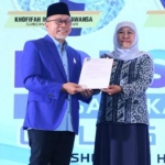 Ketua Umum PAN Zulkifli Hasan (Zulhas) saat menyarahkan rekom kepada Khofifah Indar Parawansa dalam acara konsolidasi calon anggota legislatif (Caleg) PAN di Surabaya, Senin (4/12/2023). Foto: Pemprov Jatim