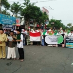 Aksi yang digelar para santri terkait viralnya aksi Sandiaga Uno melangkahi makam Kiai Bisri Syansuri.