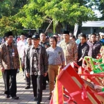 Mendikbud Muhadjir bersama Wabup Yusuf Widyatmoko disambut gandrung cilik.