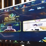 Wali Kota Kediri Abdullah Abu Bakar (kanan) saat mengikuti acara Road to Festival Ekonomi Syariah Kantor Perwakilan Bank Indonesia (KpwBI) Kediri 2021 secara daring. (foto: ist)