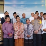 Para pemuka agama bersama perwakilan Kesbangpol, dan Kapolres Tuban foto bareng usai buka bersama.