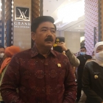 
Menteri Agraria dan Tata Ruang / Kepala Badan Pertanahan Nasional (ATR/BPN), Hadi Tjahjanto, didampingi Gubernur Jatim, Khofifah Indar Parawansa.