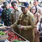 Bupati Tulungagung, Maryoto Birowo, saat berkunjung ke pasar tradisional.