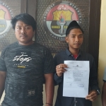 
Korban menunjukkan surat terima pengaduan dari Polres Sampang. (Foto : MUTAMMIM/BANGSAONLINE.com)