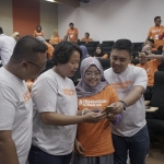 Sigit Wahono (kanan), Muhammad Irwan dan Trinity berdiskusi usai memberikan materi pada acara Sharing Session dengan Mahasiswa dan penggiat komunitas. Foto: ist