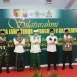 Irjen Pol. Dr. Mohammad Fadil Imran, Pangdam V/Brawijaya Mayor Jenderal TNI Widodo Iryansyah, Bupati Bangkalan R. Abdul Latif Amin Imron, K.H. Fahrillah Aschal, dan Ra Nasih Aschal Pengasuh Pondok Pesantren Syaichona Cholil Bangkalan saat melakukan foto bersama.