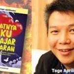 Toge Aprilianto dan buku karyanya yang kini dikecam banyak pihak. Foto: chirpstory.com