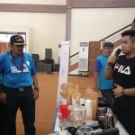 Rektor Unipa Surabaya Drs. Djoko Adi Walujo S.T., M.M. DBA bersama Lembaga Hubungan Internasional, Humas, dan Protokoler Drs. Widodo S.T., M.Kom saat mengunjungi stand kopi.