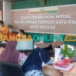 Masyarakat saat berada di DPMPTSP Kota Madiun. Foto: HENDRO SUHARTONO/BANGSAONLINE