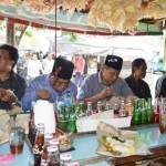 Pasangan Calon Cabup-Cawabup Husnul Khuluq dan Achmad Rubaie saat makan nasi bungkus di warkop. foto: much shopii/BANGSAONLINE