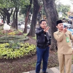 Wali Kota Malang Sutiaji, bersama Suyanto, M.Pd Kepala MIN Malang 1, berdialog soal uji coba rekayasa lalin di hari pertama di kawasan Jl. Bandung Kota Malang, Senin (21/01). foto: ist.