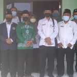 Kasi Bimas Kemenag Lamongan Khoirul Anam didampingi Kepala KUA Sarirejo Roiyan saat foto bersama penyuluh agama. (foto: ist)