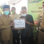 Penyerahan bantuan masker saat lauching Kampung Tangguh di Desa Suko Kecamatan Sukodono, Senin (20/7). foto: ist.