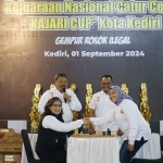 Pj Wali Kota Kediri, Zanariah, dan Kepala Kejari Kota Kediri, Andy Mirnawaty, usai membuka Kejurnas Catur Cepat Kajari Cup 2024. Foto: Ist