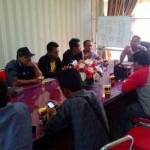 Pengurus PWI Sampang dialog dengan Kapolres Sampang di aula Mapolres.