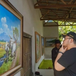 Bupati Kediri, Hanindhito Himawan Pramana, saat berkunjung ke Sanggar Kampung Lukis Ruslan. Foto: Ist