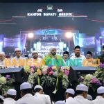 Bupati Gresik, Fandi Akhmad Yani, bersama Habib Syech dan para undangan saat kegiatan. Foto: SYUHUD/BANGSAONLINE
