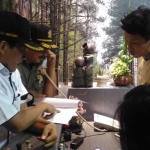 Petugas Satpol PP Kota Malang dan PPNS saat menegur pijat refleksi "Kayu Putih" di Jl. Letjen S. Parman Blimbing Kota Malang yang beroperasi melebihi batas waktu, Senin (28/05). foto: IWAN/ BANGSAONLINE