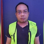 Yus Eriyanto, tersangka pengedar sabu saat diamankan di Mapolrestabes Surabaya.