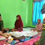 Kapolres Kediri AKBP Lukman Cahyono saat menjenguk Mohamad Hadi Maskur Faizul Umam,  ditemui oleh Mahmudi, orang tua Faiz. (foto: ist.)