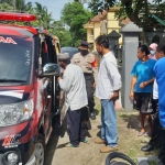 Khoirudin akhirnya berhasil diamankan dan langsung dibawa ke RSJ Lawang menggunakan ambulans.