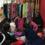 Anggota KMBJ saat memilih pakaian di gerai Garage Sale.