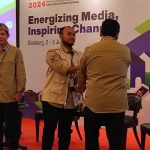 Agung Dwi Pratama saat menerima penghargaan dari Pertamina EP setelah menjadi pemateri di Lokal Hero.
