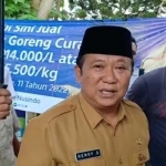 Bupati Jember Hendy Siswanto saat meninjau Operasi Pasar Minyak Curah yang dikemas dengan Safari Ramadan.