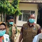 Bupati Bangkalan Abdul Latif Imron Amin didampingi Pjs. Sekda Ishak Sudibyo dan Kepala Dinkes Bangkalan H. Sudiyo bersama Kepala Dinkes Jatim dr. Herlin Ferlina di Posko Isolasi, Observasi, dan Karantina Covid-19 (Balai Diklat) Bangkalan, Jumat (5/6).