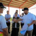 Bupati Gresik, Fandi Akhmad Yani saat cek TPST Belahanrejo. Foto: SYUHUD/BANGSAONLINE.com