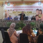 Anggota DPRD Jatim, dr. Benjamin Kristianto, saat menjadi pembicara seminar kesehatan dan keselamatan kerja, belum lama ini. Foto: Ist.